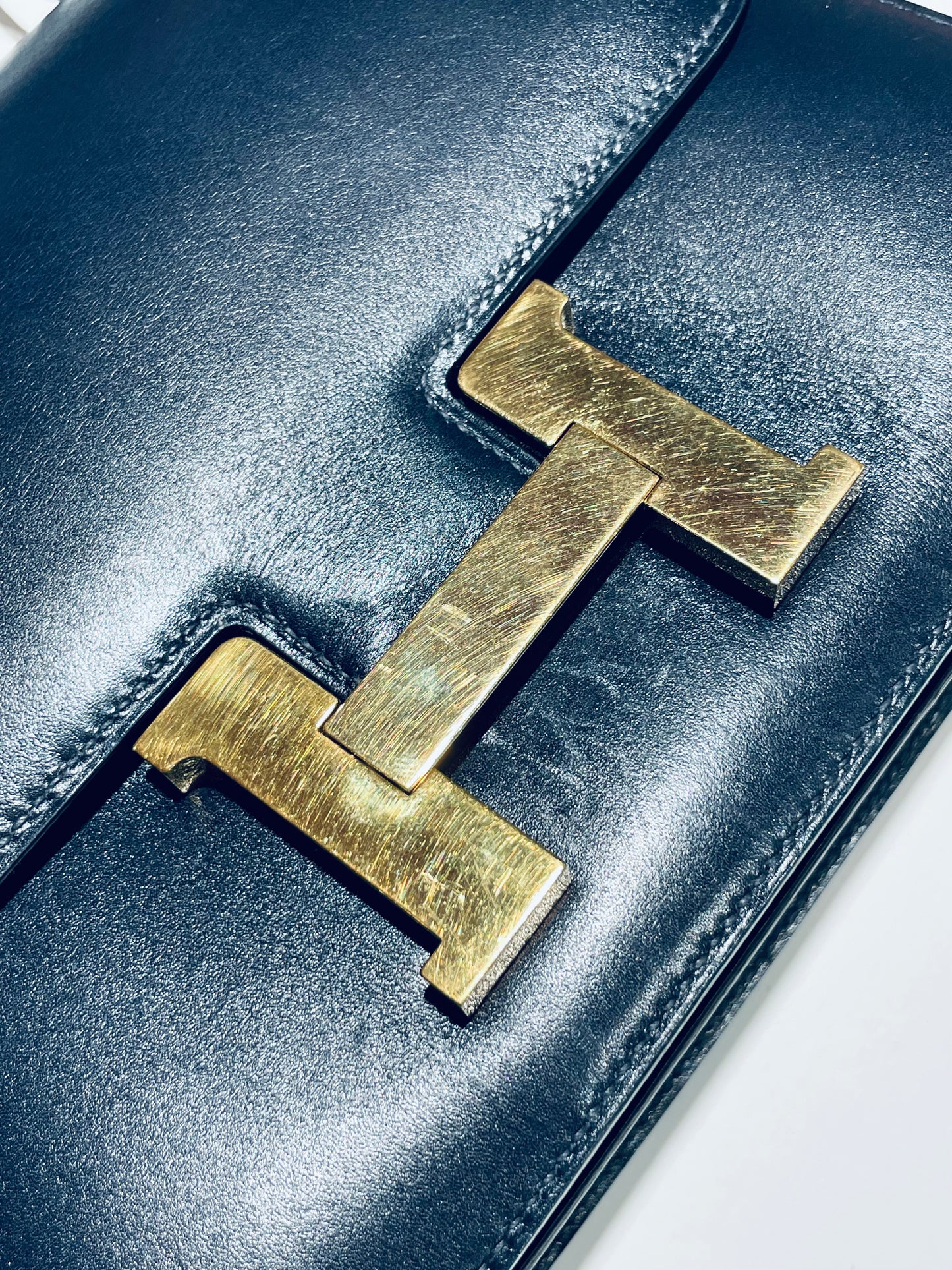 Hermès Constance Schultertasche in navy und Gold