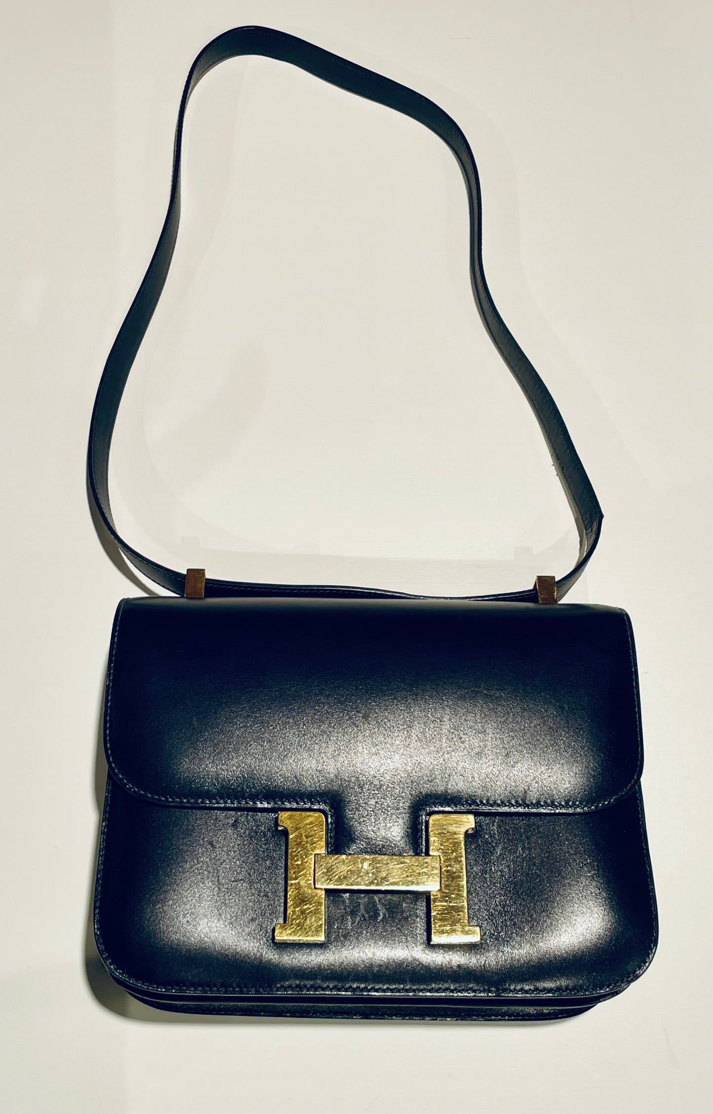 Hermès Constance Schultertasche in navy und Gold