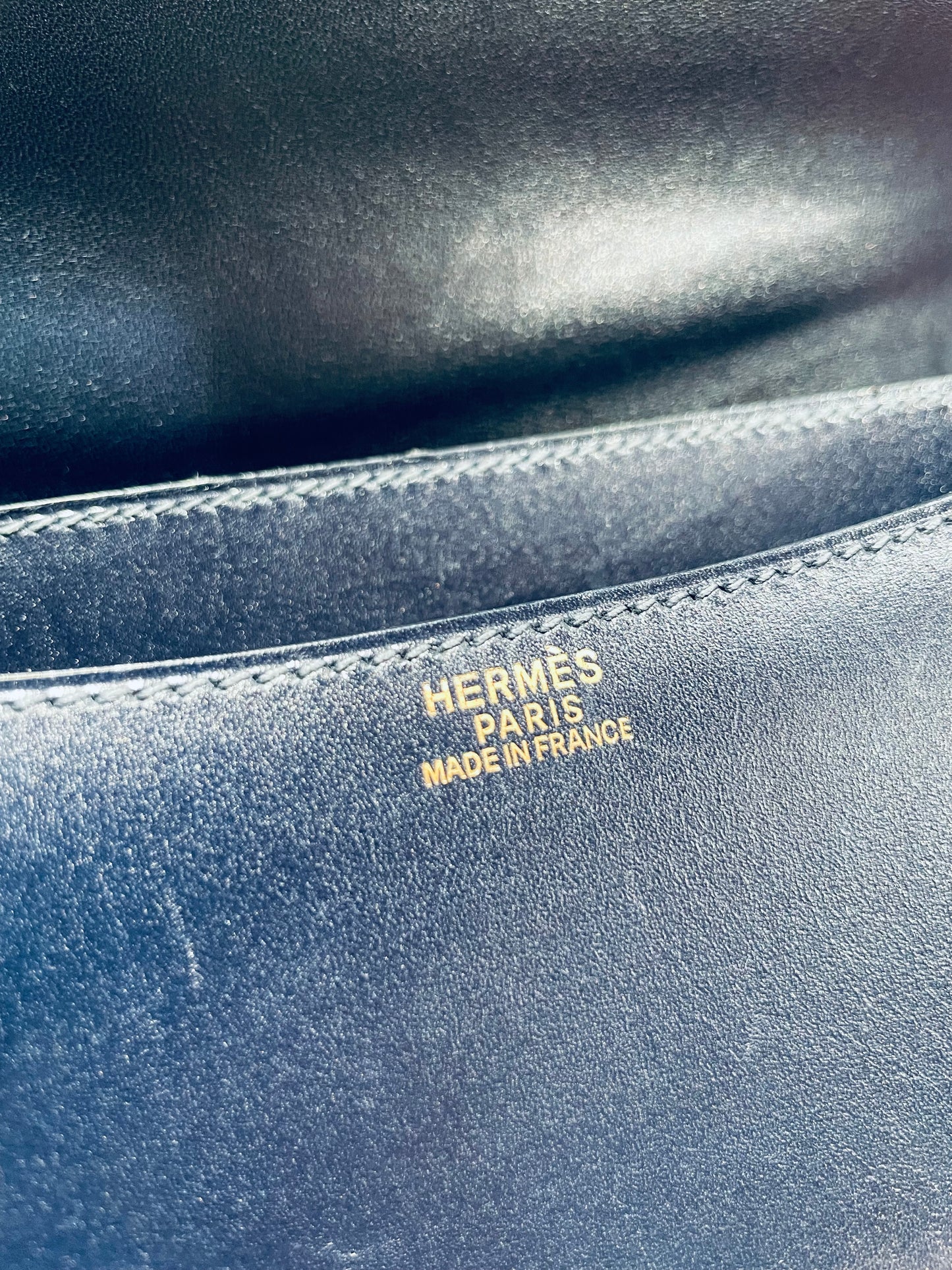 Hermès Constance Schultertasche in navy und Gold