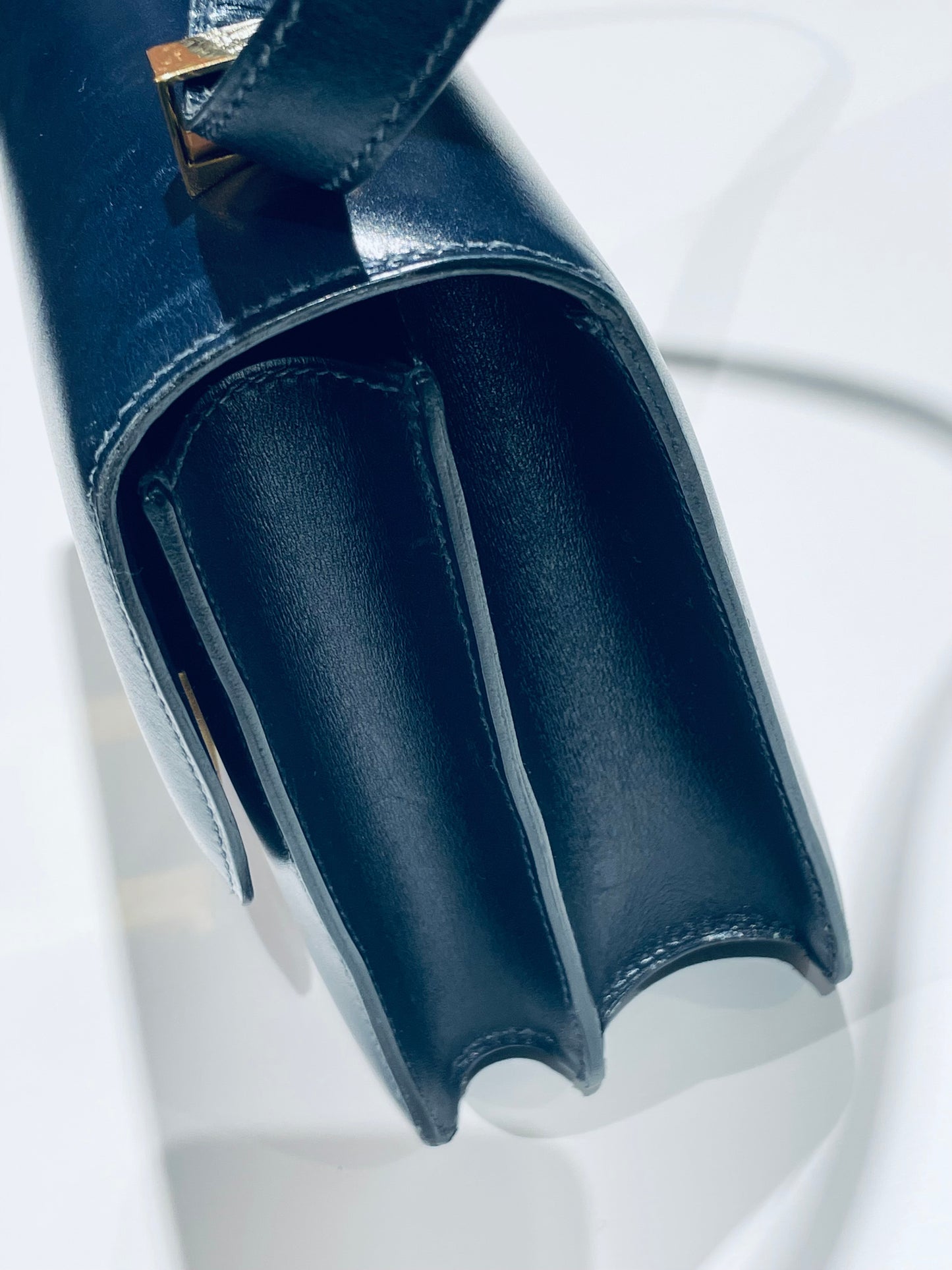 Hermès Constance Schultertasche in navy und Gold