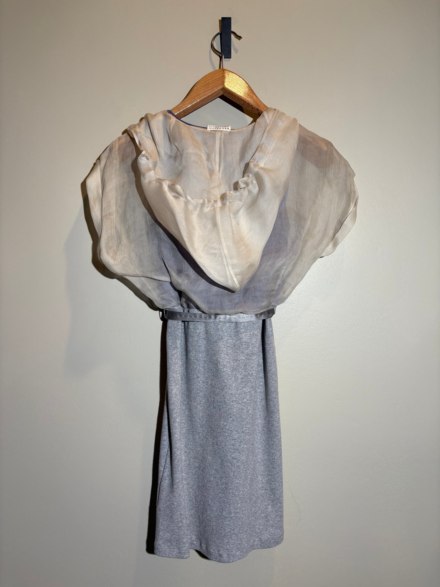 Brunello Cucinelli Kurzarmbluse mit Kapuze in grau und beige mit lila in S