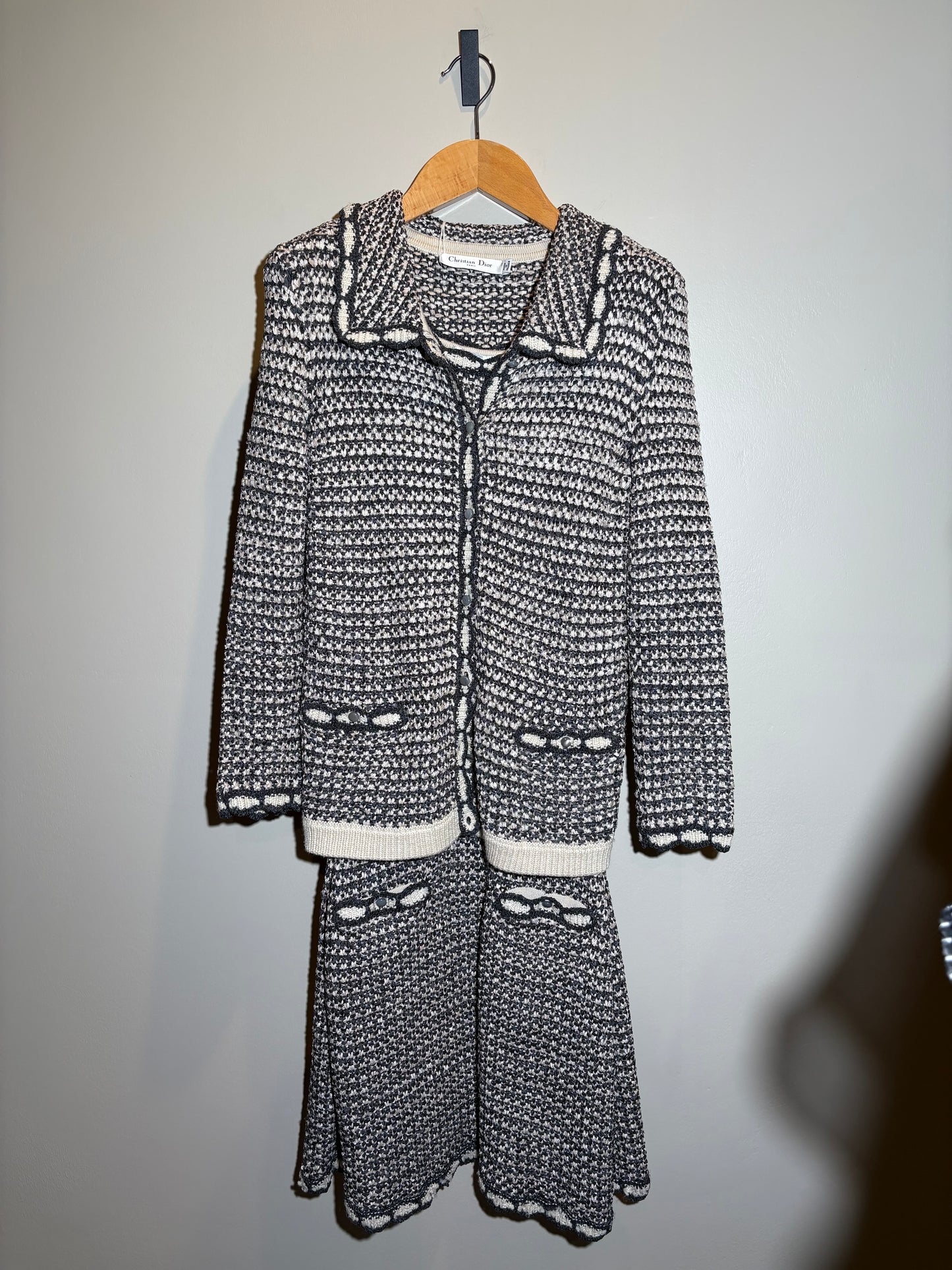 Dior Strick-Kostüm Kleid und Jacke grau/crème in 34/36