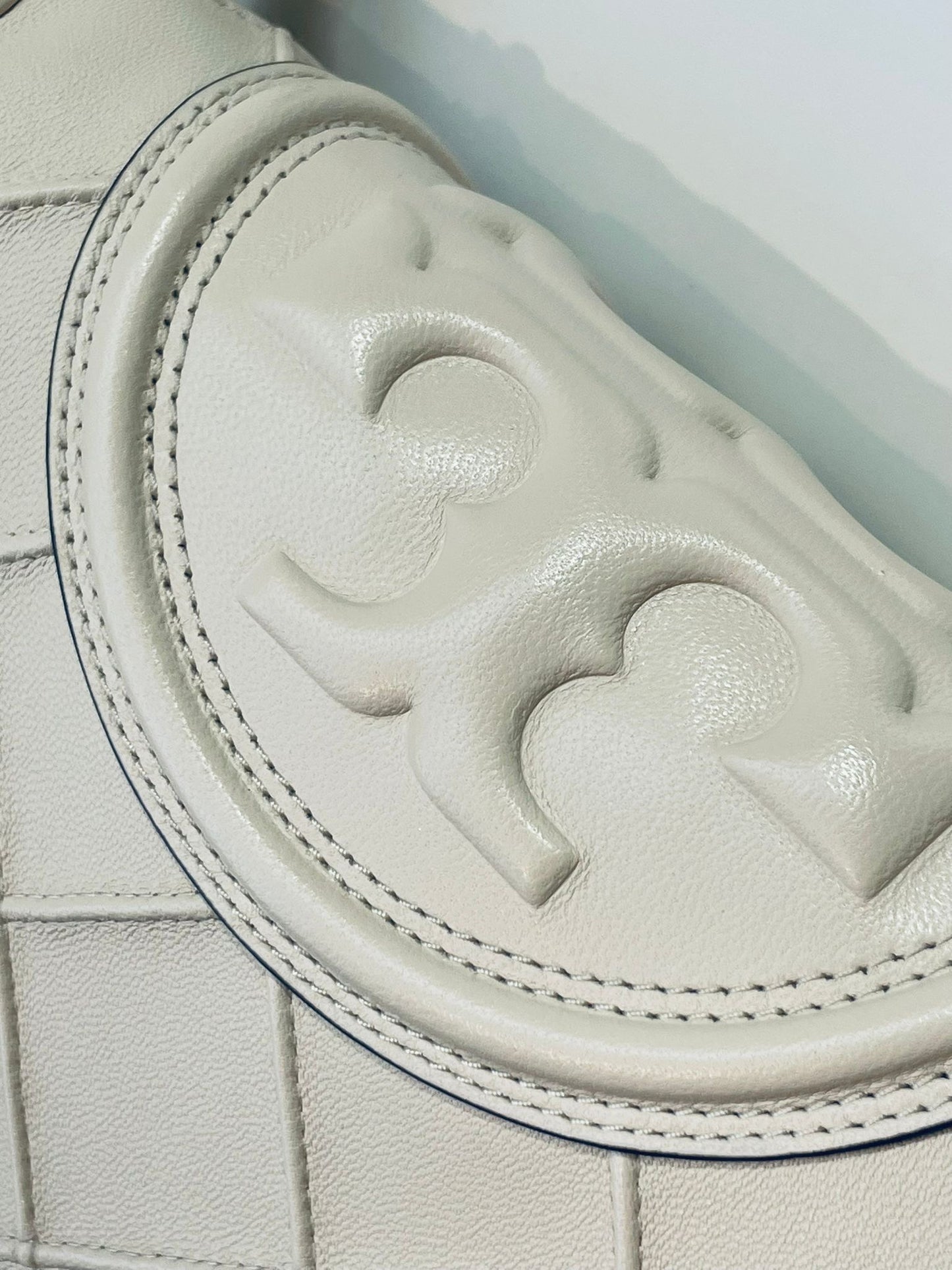 Tory Burch Schultertasche in crème