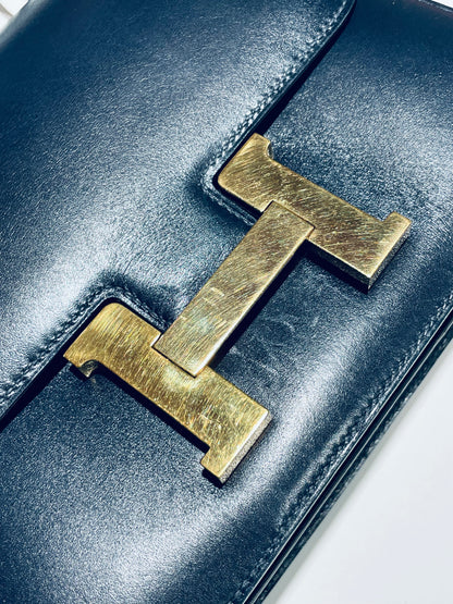 Hermès Constance Schultertasche in navy und Gold