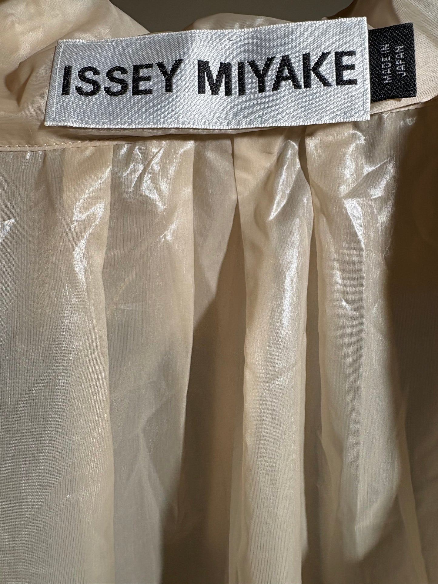 ISSEY MIYAKE transparenter rosé Mantel in 34-40