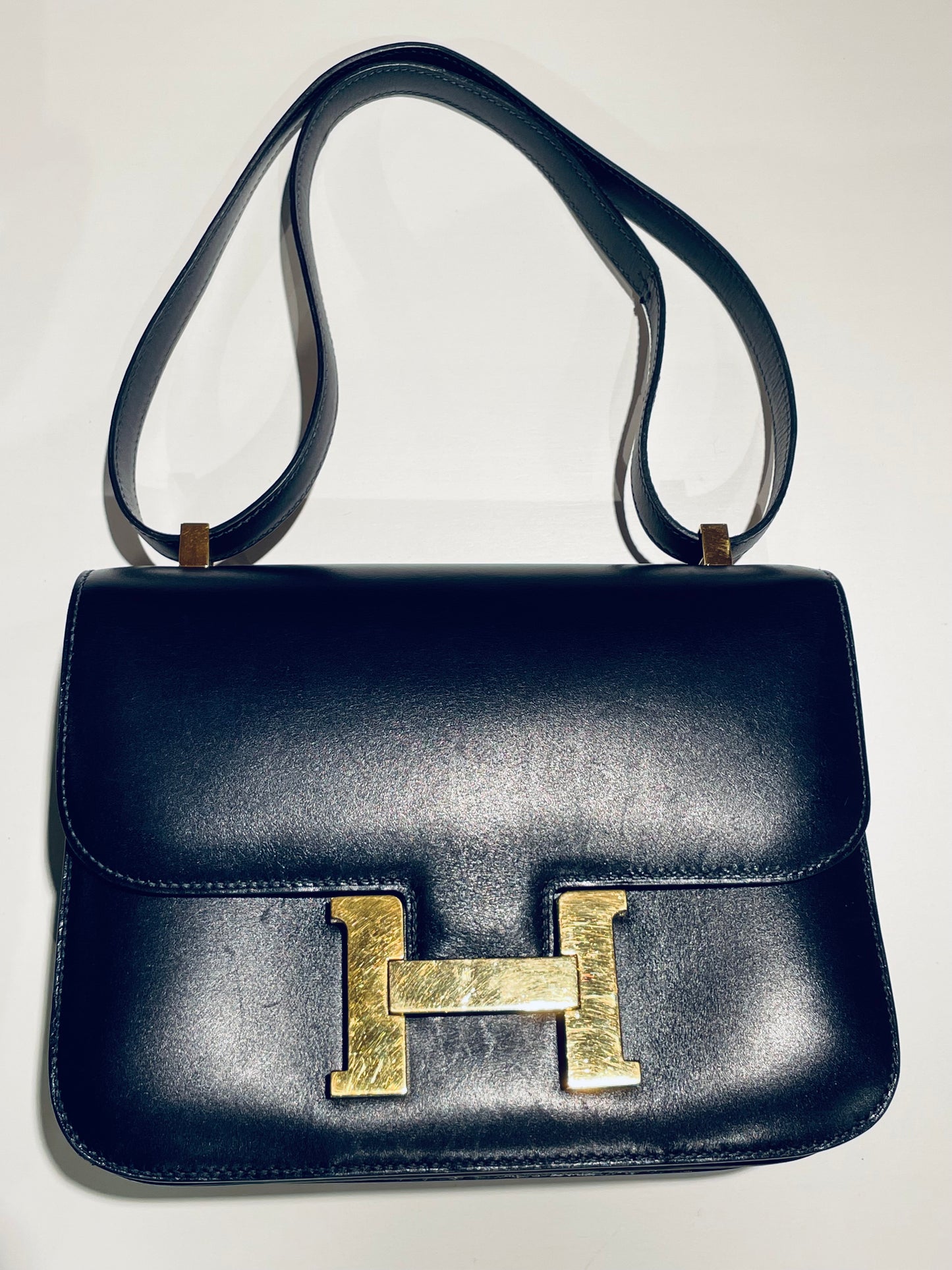 Hermès Constance Schultertasche in navy und Gold