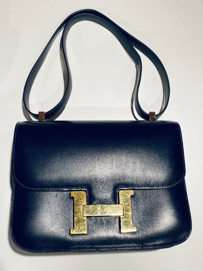 Hermès Constance Schultertasche in navy und Gold