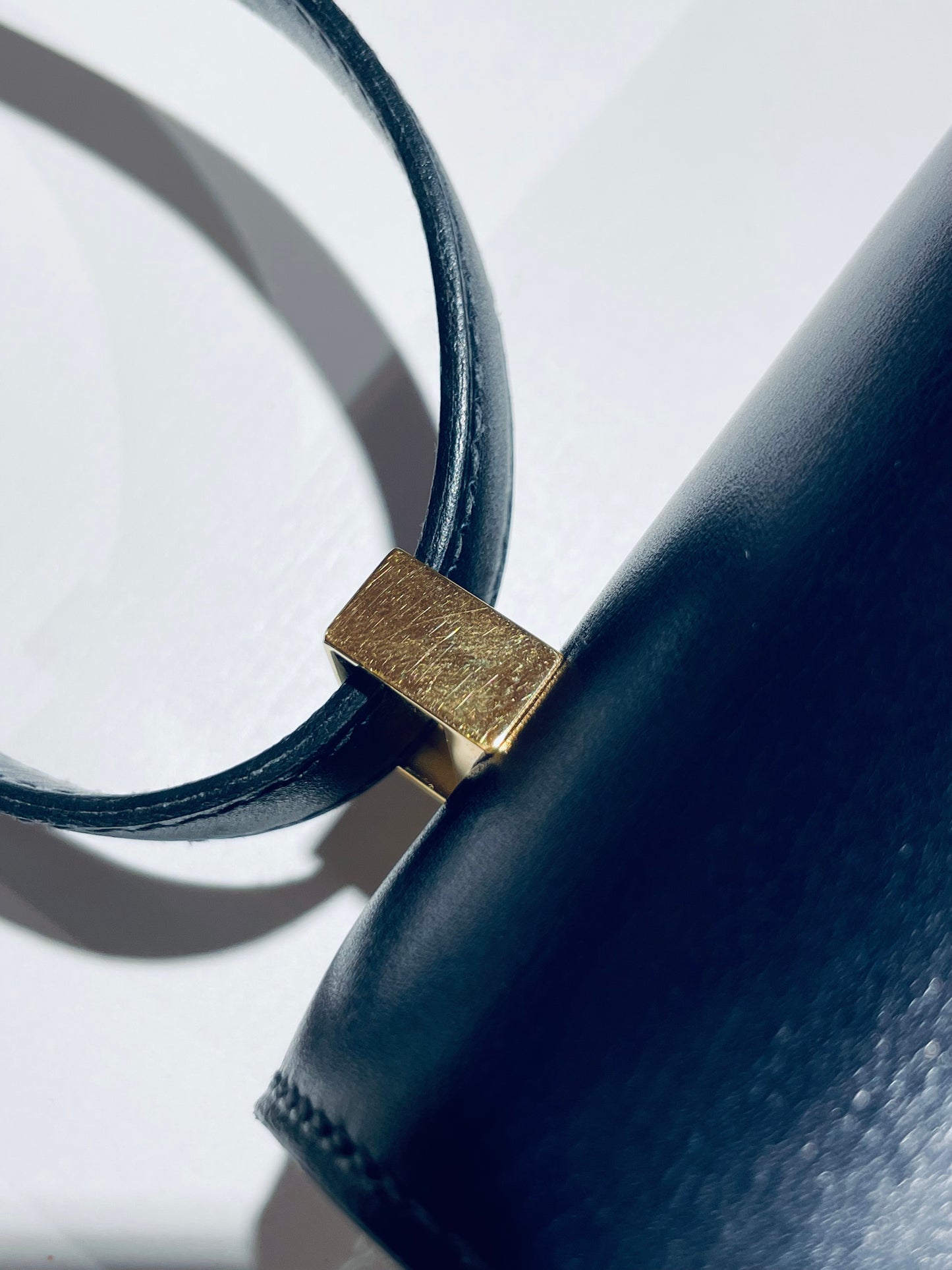 Hermès Constance Schultertasche in navy und Gold