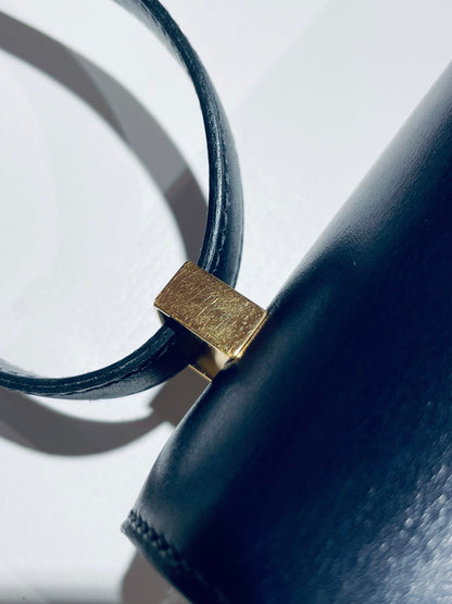 Hermès Constance Schultertasche in navy und Gold