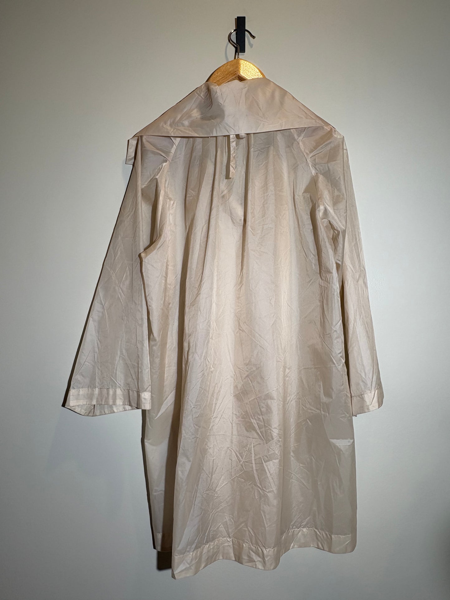 ISSEY MIYAKE transparenter rosé Mantel in 34-40