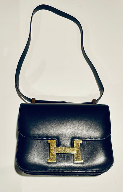 Hermès Constance Schultertasche in navy und Gold