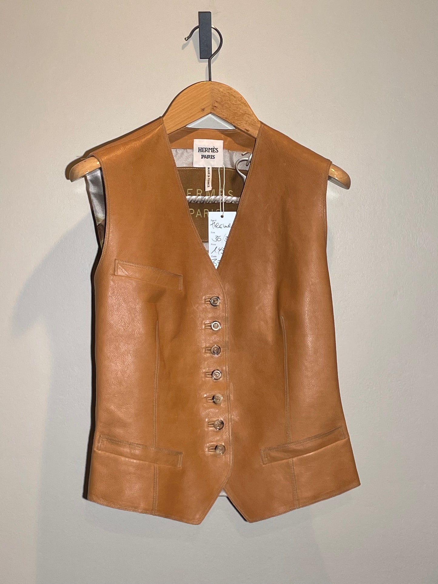 Hermès Lederweste, hellbraun mit Seiden - Rücken in 36