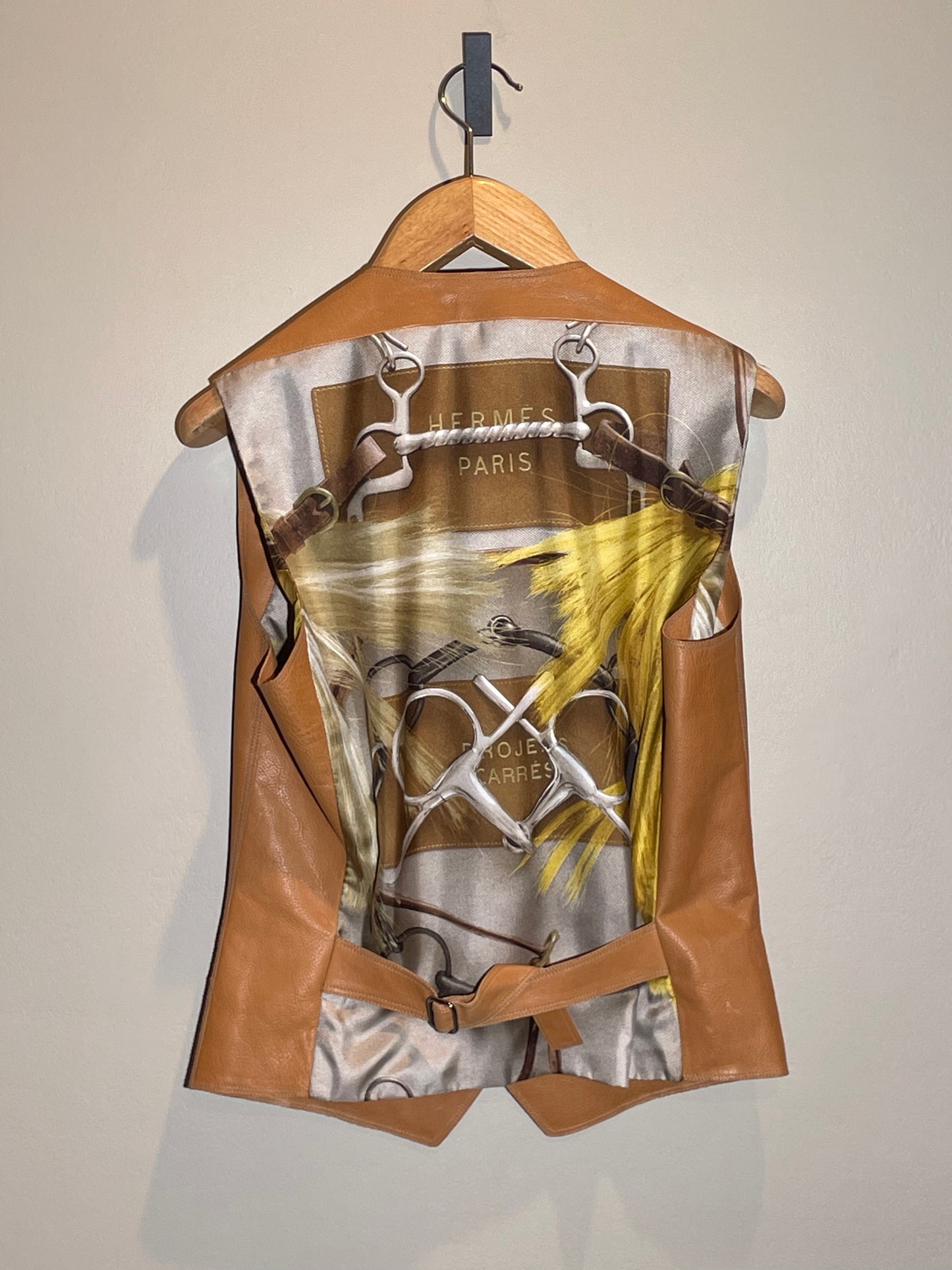 Hermès Lederweste, hellbraun mit Seiden - Rücken in 36