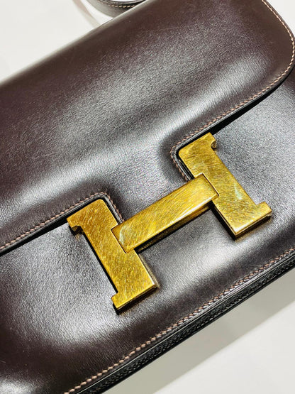Hermès Constance Schultertasche in braun und Gold